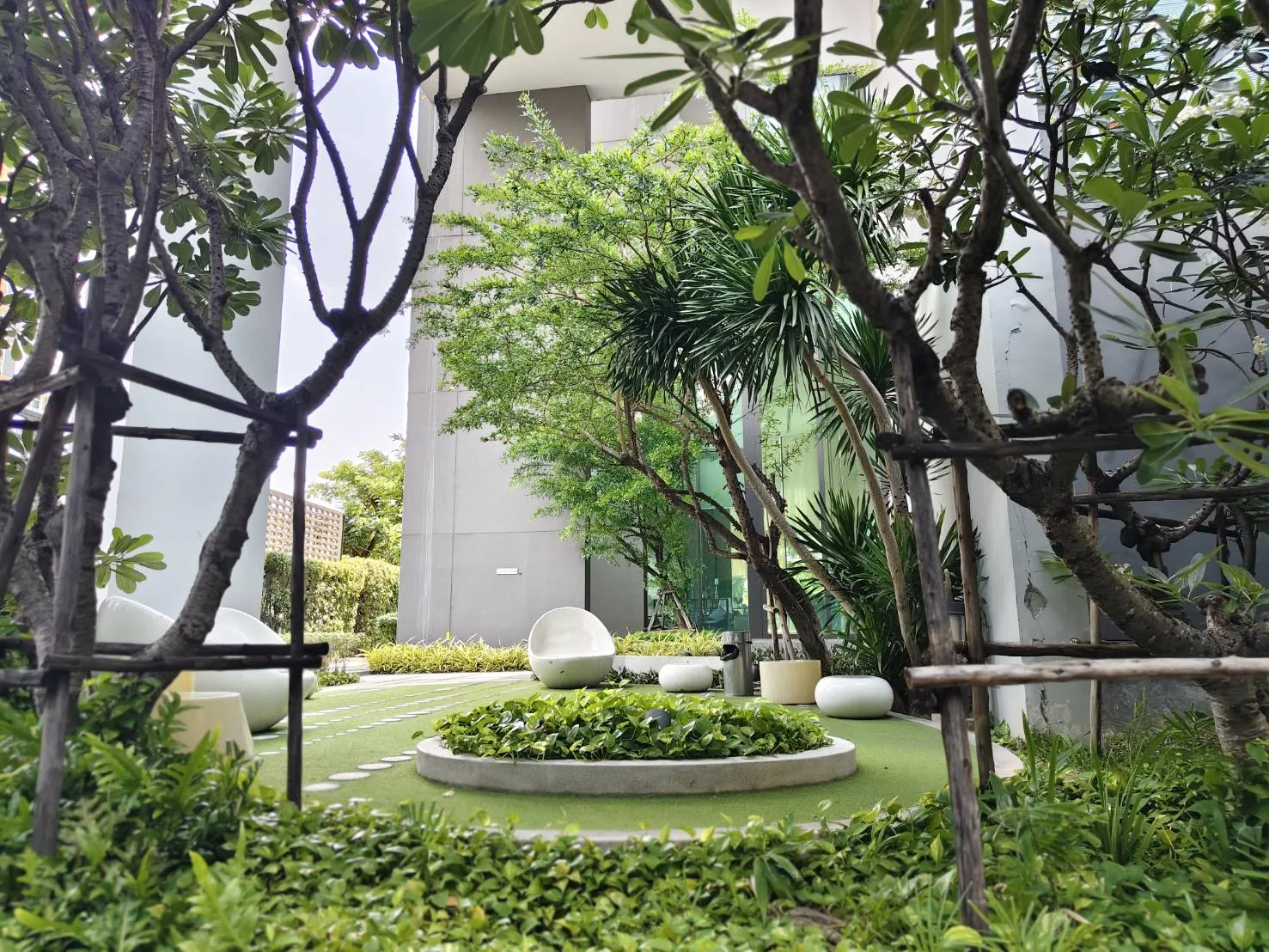 ปล่อยเช่าคอนโดหรู RHYTHM Sukhumvit 42 ห้องมุม ชั้น 34 วิวพาโนรามา ติด Gateway Ekkamai